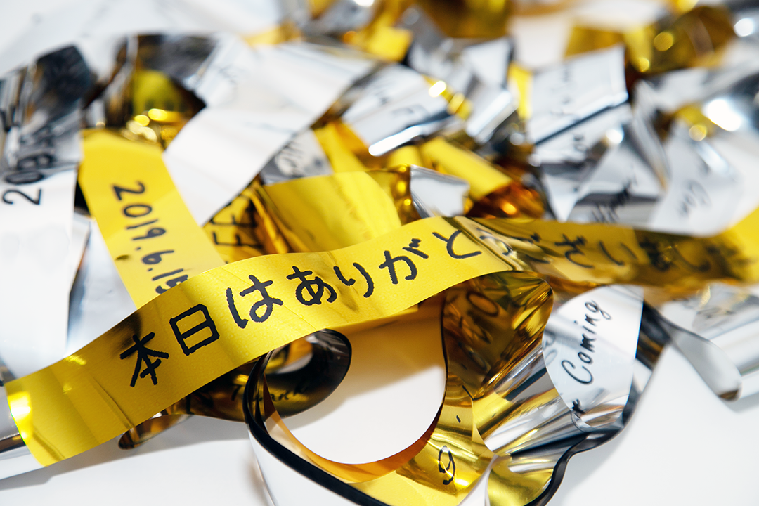 金や銀、そのほか各種カラーが会場を華やかに演出!